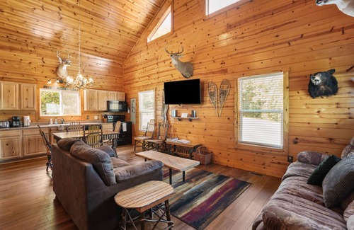 Logan Cabin | Golden Ridge in Hocking Hills on 62 acres, hot tub