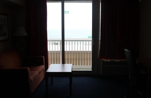 Wilmington Beach Hotel | Golden Sands Carolina Beach Oceanfront, Tapestry by Hilton