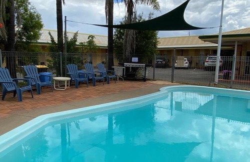 Miles Hotel | Golden West Motor Inn