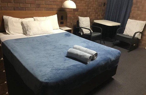 Miles Hotel | Golden West Motor Inn