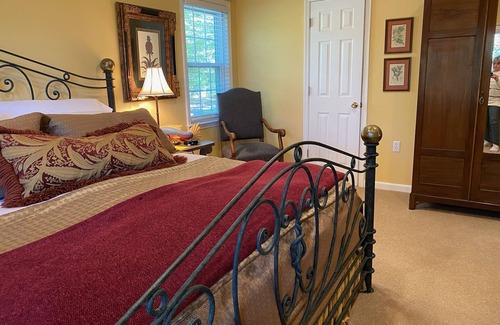 Aiken Bed & Breakfast | Goldfinch Room - The Birdnest Inn