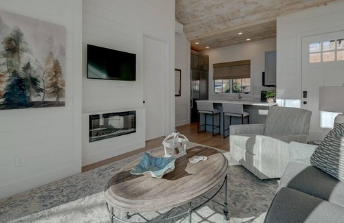 Mineral Bluff Cottage | Golf and Riverfront Cottage | King Bed | Group Availability