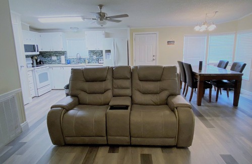 Jacarandas House | Golf & Beach Getaway Home 2/2 with Golf Cart