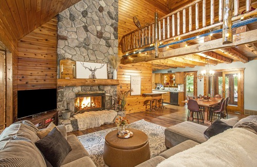 Burnips Cabin | Golf Course Log Cabin with Hot Tub & Movie Theater
