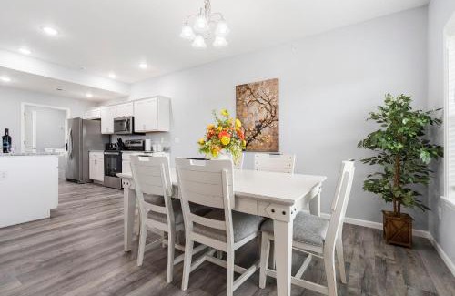 Branson West House | Golf Course OnSite, Pvt Hot Tub, Free Tickets, Gated Community, Near Silver Dollar City!