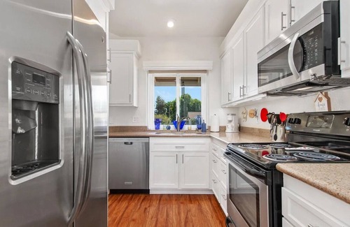 Vista House | Golf course views abound in this picturesque Shadowridge Cottages home,