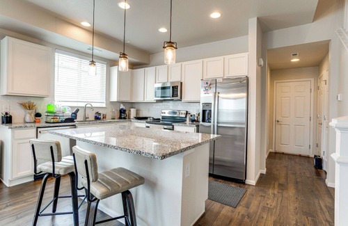 Dupont House | Golf, Hike & Explore: Family Retreat in Denver
