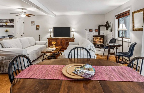 West Hartford Condo | Golf, Lake Pinneo, Fireplace | Windsor Village 3D