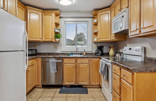 West Hartford Condo | Golf, Lake Pinneo & The Club | Windsor Village 4C
