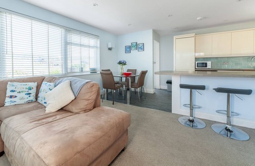 Kirk Braddon Cottage | Golf View Apartment - an apartment that sleeps 4 guests in 2 bedrooms
