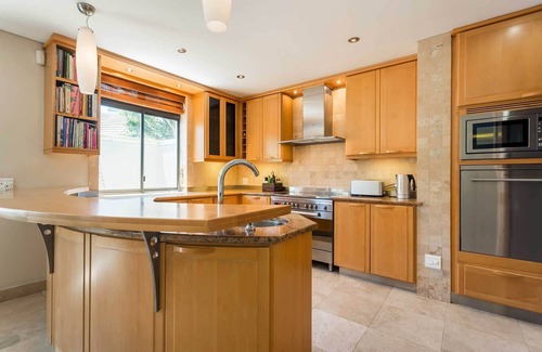 Cape Town House | Golfer and windsurfer paradise on secure golf estate. One of the safest suburbs.