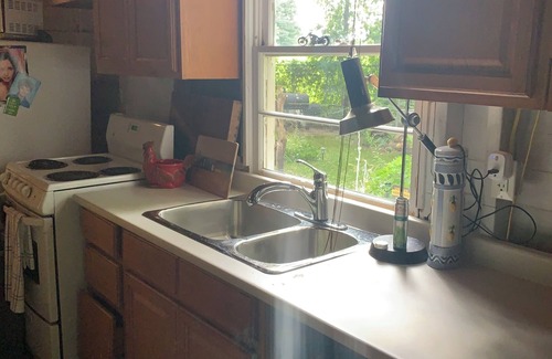 Brampton Cabin | Golfing alongside a cozy cabin in Inner city park WiFi & small luxury amenities