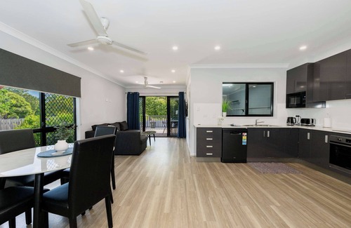 Rosslea Apartment | Golfside Haven Summar