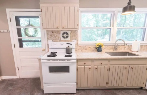 Macon Cabin | Goochland Getaway, cedar hexagon cabin in woods