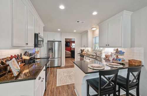 La Brisa House | Good Bull Getaway: 3 Br + Backyard Deck