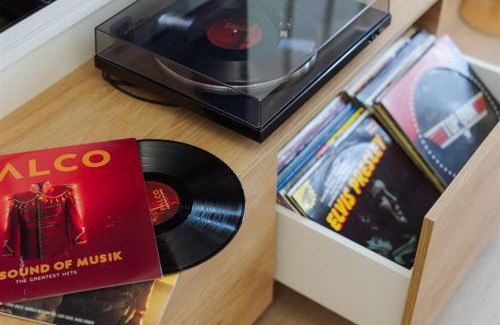 Prague 13 Apartment | Good Vibe Studio near Metro - Garage, Air-Conditioning, Vinyl player