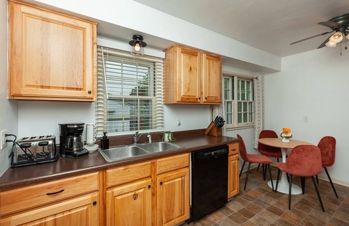 Des Moines House | Good Vibes 2 Bed Home Centrally Located on Quiet St.