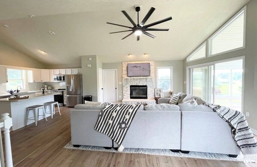 Twin Oaks House | Good Vibes LKA. Lake View w/Covered Boat Slip