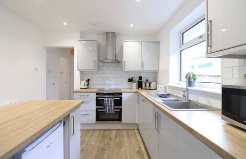 Northampton House | 🌟Goodwood House w/FREE Parking, Garden & Netflix🌟