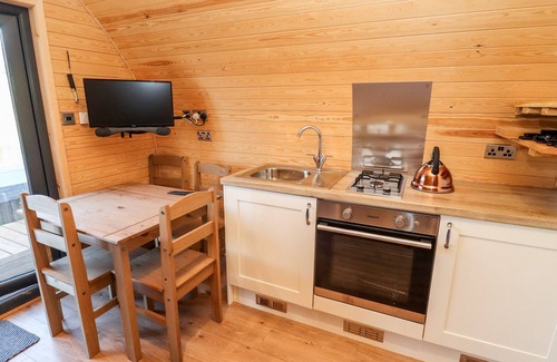 Upper Sapey Cottage | GOOSE POD, pet friendly, with hot tub in Clifton Upon Teme