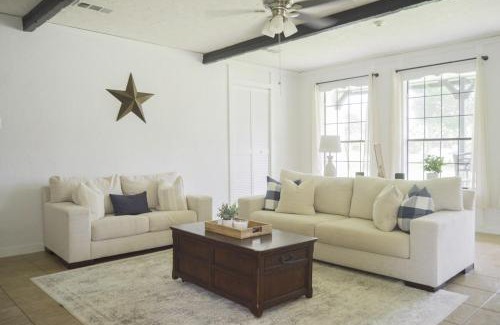 Montgomery House | Gorgeous 10 Acre Modern Farmhouse & Private Pond