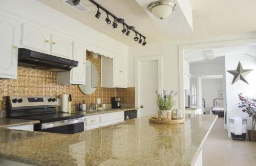 Montgomery House | Gorgeous 10 Acre Modern Farmhouse & Private Pond