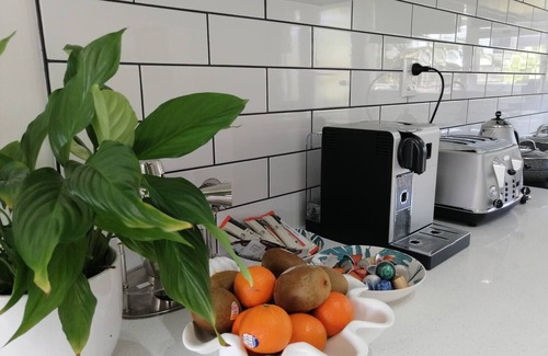 Takapuna House | Gorgeous 2 Bed Rooms & Garage Centre Takapuna