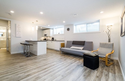 Northeast Edmonton House | Gorgeous 2 bed suite centrally located in Edmonton