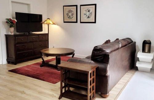 Maple Ridge Apartment | Gorgeous 2 Bedrooms Suite Private entrane with patio-Free Parking