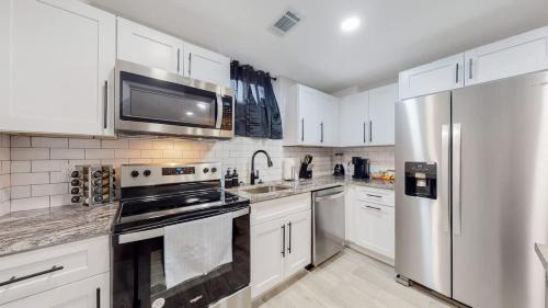 Twin Lakes House | Gorgeous 2-King-Bed Lower Unit in Denver