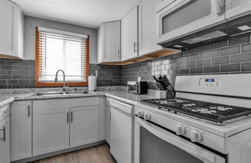 North Buffalo Apartment | Gorgeous 2 Queen Bed North Buffalo Apartment with Free Driveway Parking