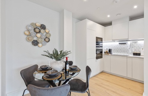 Coombe Hill Apartment | Gorgeous 2BR apartment in London + Parking, Gym, Cinema, Games Room, Workspace