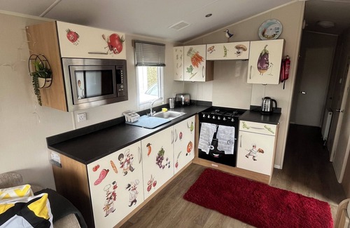 Grimsby House | Gorgeous 3-bedroom caravan in Humberston HAVEN SITE, passes not included!
