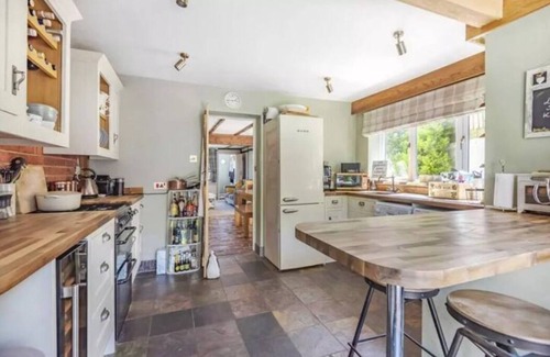 Eastleigh Cottage | Gorgeous 3 storey cottage. Pet friendly!n7 miles from Winchester.