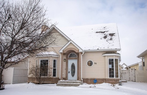 Blackfalds House | Gorgeous 3bd 2.5 bath Blackfalds home