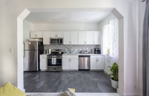 Flatbush House | Gorgeous 4 BR apt w. King bed 30 min to Manhattan