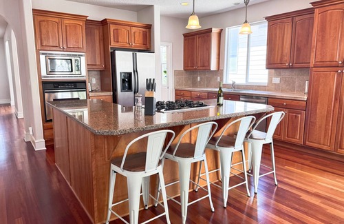 Bethany House | Gorgeous 5 Bedroom Home w/King beds