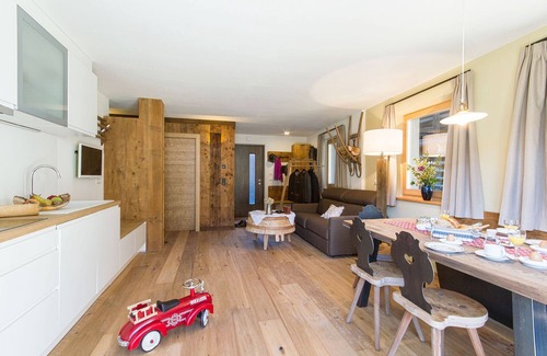 Selva di Val Gardena Apartment | Gorgeous Apartment Close to Ski Lifts with Wi-Fi, Parking and Garden