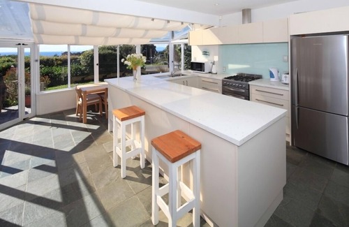 Oneroa House | Gorgeous beach house on Oneroa Bay