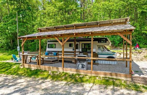 Somerdale House | Gorgeous Caravan Glamping Escape for Four in Dover, Ohio