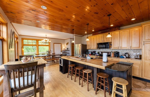 Snowshoe Ski Chalet | Gorgeous Chalet - Incredible Views - Hot Tub - Fire Pit