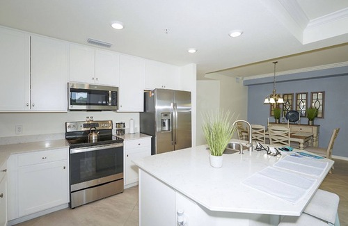 Lakewood Ranch Condo | Gorgeous Condo decorated by local designer with chick coastal furnishing.