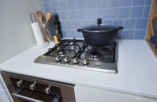 Preston Apartment | Gorgeous, cosy brand new apartment-Wifi, Portacot.