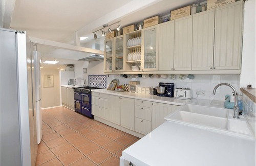 Littlehempston Cottage | Gorgeous Cottage sleeps 10 + cot. Pet friendly, Luxury Hot Tub & Parking