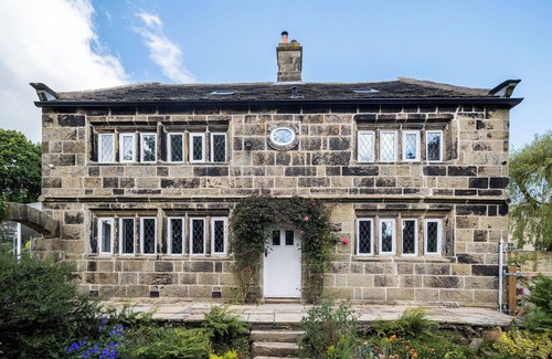 East Morton House | Gorgeous country estate in West Yorkshire with hot tub - sleeps 12