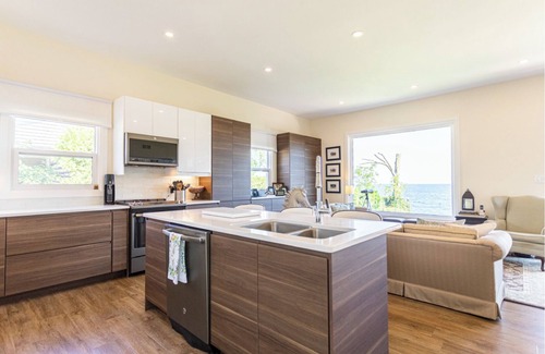 Grimsby House | Gorgeous executive home nestled in the shores of Lake Ontario