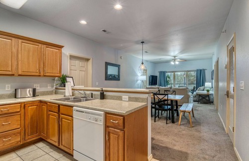 Branson West Condo | Gorgeous family-sized golf course level condo. Sleeps 11. 3 min to SDC!