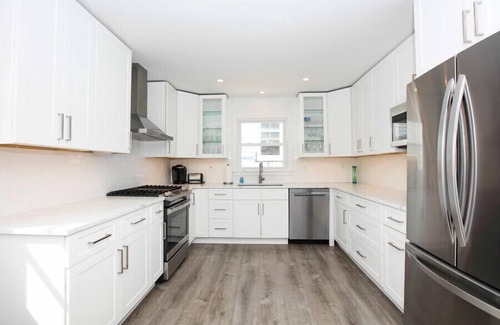 Avalon House | Gorgeous Fully Renovated Single Family Home - Close To Beach & Shops - Sleeps 10