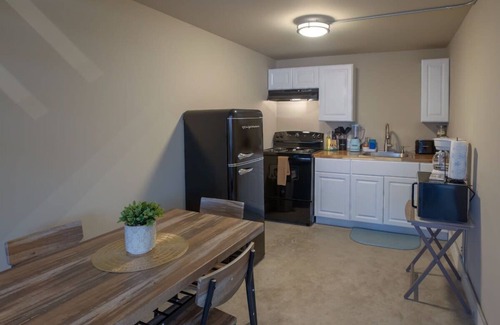 Near East Side House | Gorgeous Guesthouse Near Amazing Downtown