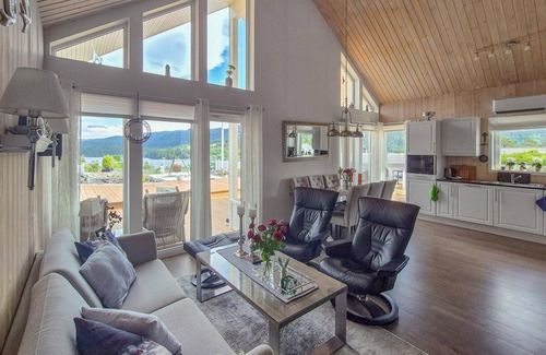 Fusa House | Gorgeous home in Nordtveitgrend